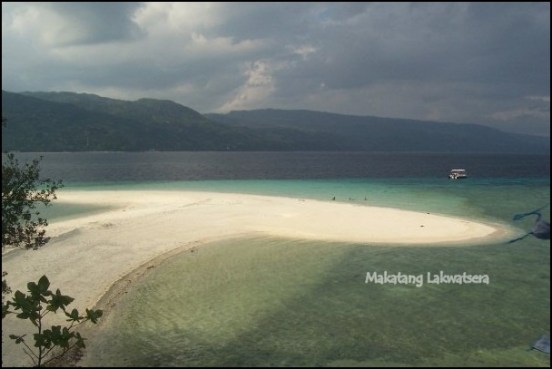 Makatang Lakwatsera @ Sumilon Island This here is the island's sand bar. The island's bar changes it's location depending on the tide. This is just one of the many things you can explore in this beautiful island.