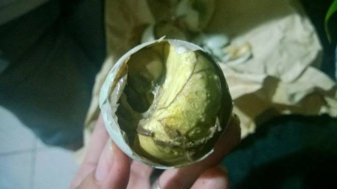 Viola! A balut, ladies and gentlemen. 